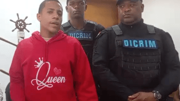 (VIDEO) Se entrega a la Policía hombre buscado por homicidio en La Romana