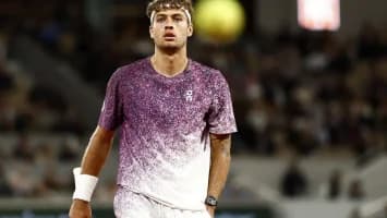 Cobolli cae ante Tiafoe en su primer contacto con la hierba tras la final de Roland Garros