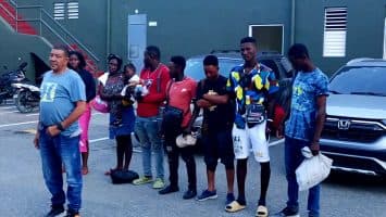 (VIDEO) Detienen conductor de autobús que transportaba a nueve haitianos indocumentados en San Juan