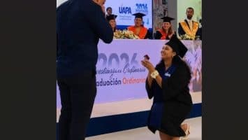 Graduanda de la UAPA sorprende al pedirle matrimonio a su novio durante acto en Nagua