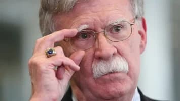 Exasesor de Trump da marcha atrás y se declara culpable de retener información clasificada