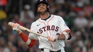 Jeremy Peña sale de juego con aparente lesión.