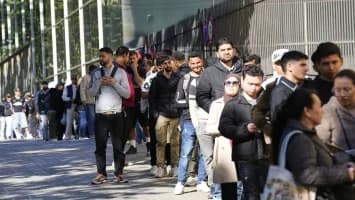 Pagar para una cita, el reto para muchos migrantes que aspiran a regularizarse en España