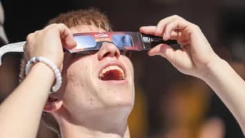 Ópticos alertan que mirar el eclipse sin protección puede causar ceguera irreversible