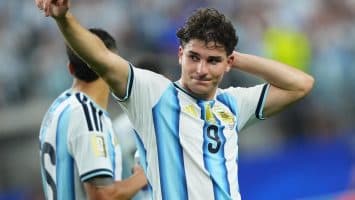 Julián Alvarez trabaja con Argentina mientras comprueba efecto de sus declaraciones