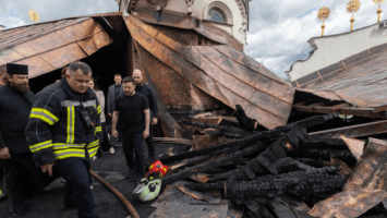 Zelenski eleva a 9 los muertos en ataque ruso que destruyó parte de catedral en Kiev