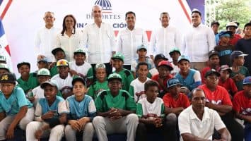 Presidente Abinader y ministro Cruz entregan remozado estadio de béisbol en Samaná
