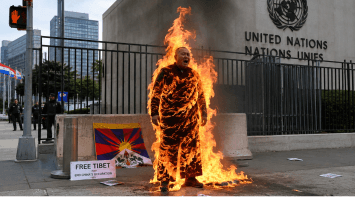 Hombre muere tras prenderse fuego frente a la sede de la ONU en protesta contra China
