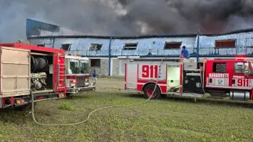 (VIDEO) Incendio afecta nave de zona franca en Navarrete