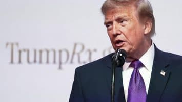 Trump amenaza a Canadá con más aranceles tras acusarles de «negligencia» por los incendios