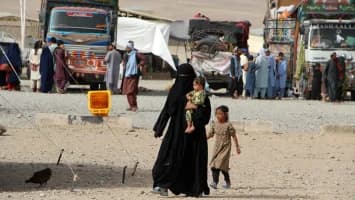 Al menos 4 muertos y 10 desaparecidos al caer al río un camión de refugiados afganos