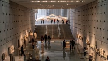 Un hombre ataca y hiere a dos turistas con un cuchillo cerca del Museo de la Acrópolis en Atenas