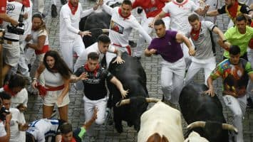 Encierros de toros de fiesta española de San Fermín dejan 57 heridos, cuatro corneados
