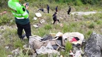 Al menos 14 personas murieron tras caer miniván de pasajeros por un abismo en Perú