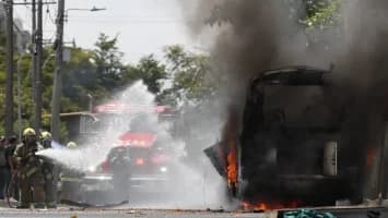 Mueren dos policías y una mujer tras ataque del ELN con explosivos en Colombia