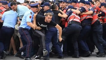 Protestan en Albania contra proyecto de resort vinculado a los Trump