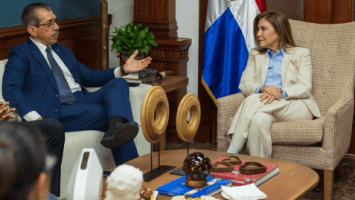 Asjana agradece a Carolina su apoyo para su victoria en la UASD