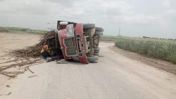 Conductor resulta herido tras volcarse camión cargado de caña en Quisqueya, SPM