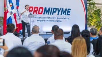 Carolina Mejía destaca impulso al emprendimiento femenino durante entrega de RD$160 millones en créditos de Promipyme