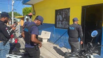 Dintel incauta tragamonedas en Barahona; comunícador denuncia intimidación