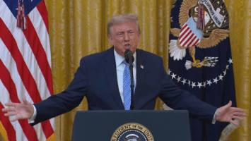 Trump pone en duda la integridad del sistema electoral y denuncia interferencias de China