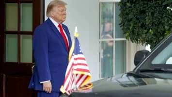 Trump recibe con honores los restos de los cuatro militares muertos en Jordania e Irak