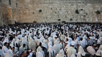 Miles irrumpen y rezan en Al Aqsa bajo fuerte seguridad israelí