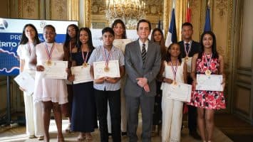 Embajada dominicana en España reconoce a 10 estudiantes con Premio al Mérito Escolar 2026