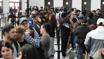 Más del 70 % de los solicitantes de regularización en España ya tienen permiso de trabajo