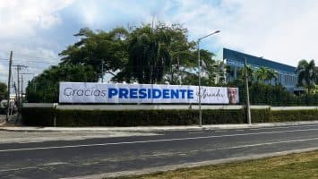 Grupo Empresarial Victoria Yeb coloca valla en agradecimiento al presidente Luis Abinader por la construcción del túnel de la Plaza de la Bandera