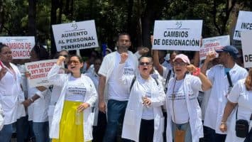 Gremios de salud marchan hasta el Palacio Nacional para entregar peticiones; esperan reunión con Abinader