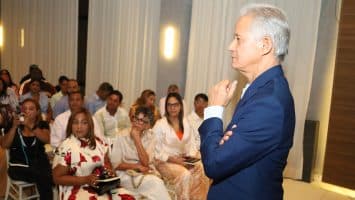 Haivanjoe NG Cortiñas presenta en Higüey su libro “El latido de la Deuda Publica”