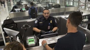 Inadmisibles en EUA solicitantes residencia puedan convertirse en carga pública