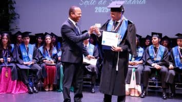 Intrant entrega carnets de aprendizaje a primeros bachilleres graduados este año como Guardianes del Tránsito