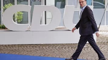 Jens Spahn dimite tras polémica por vientre de alquiler