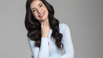 Karina Alarcón lleva “De Cerca” al formato podcast con una propuesta más íntima y cercana
