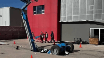 La caída de una grúa de un piso 42 a un inmueble causa graves daños materiales en Paraguay