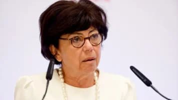 Dimite la ministra de Transición Ecológica francesa por una ley que reintroduce pesticidas
