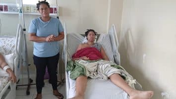 Madre solicita traslado urgente de su hija por presunta negligencia médica en hospital de Barahona