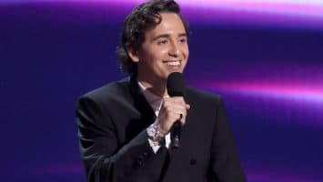 Comediante Marcello Hernández arranca monólogo de premios Espys con música de Juan Luis Guerra