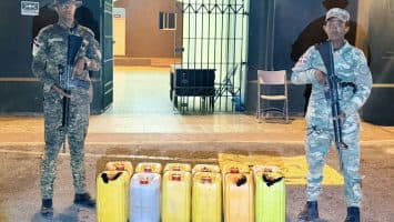 Ejército ocupa 240 litros de clerén a haitianos durante operativo en Playa Punta Luna, Montecristi