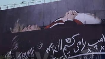 «Matamos a Trump»: Irán pinta mural del presidente estadounidense en un ataúd en su plaza principal