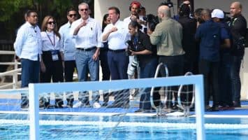 Presidente Abinader es recibido con júbilo en el Complejo Acuático