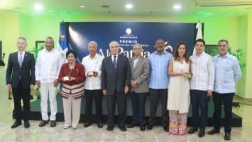 Reconocen a Anulfo Reyes, Ligia Amada Melo y Rafael Fernández Domínguez por sus aportes al país