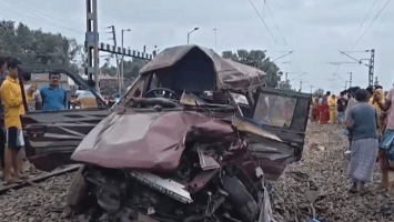 (VIDEO) Cinco muertos, 4 de ellos estudiantes, tras choque entre un tren y un vehículo escolar en la India