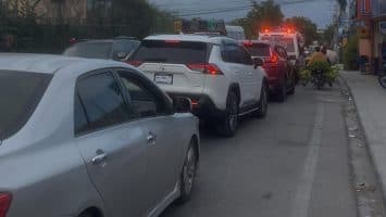 (VIDEO) Vehículos estacionados provocan congestionamiento en avenida Antonio Suberví de Barahona