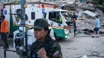 Detienen cuatro policías en Venezuela por apropiarse de dinero hallado entre escombros