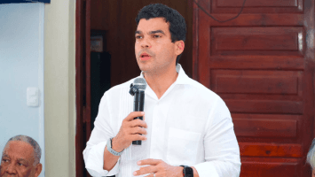 Wellington Arnaud y Yovanis Baltazar coordinan acciones para atender demandas comunitarias en SPM