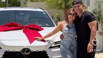(VIDEO) El Blachy sorprende a su esposa con lujosa jeepeta
