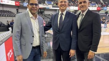 Andreas Zagklis, Secretario de FIBA, y Carlos Alves, Director Ejecutivo, presentes en el partido USA-RD